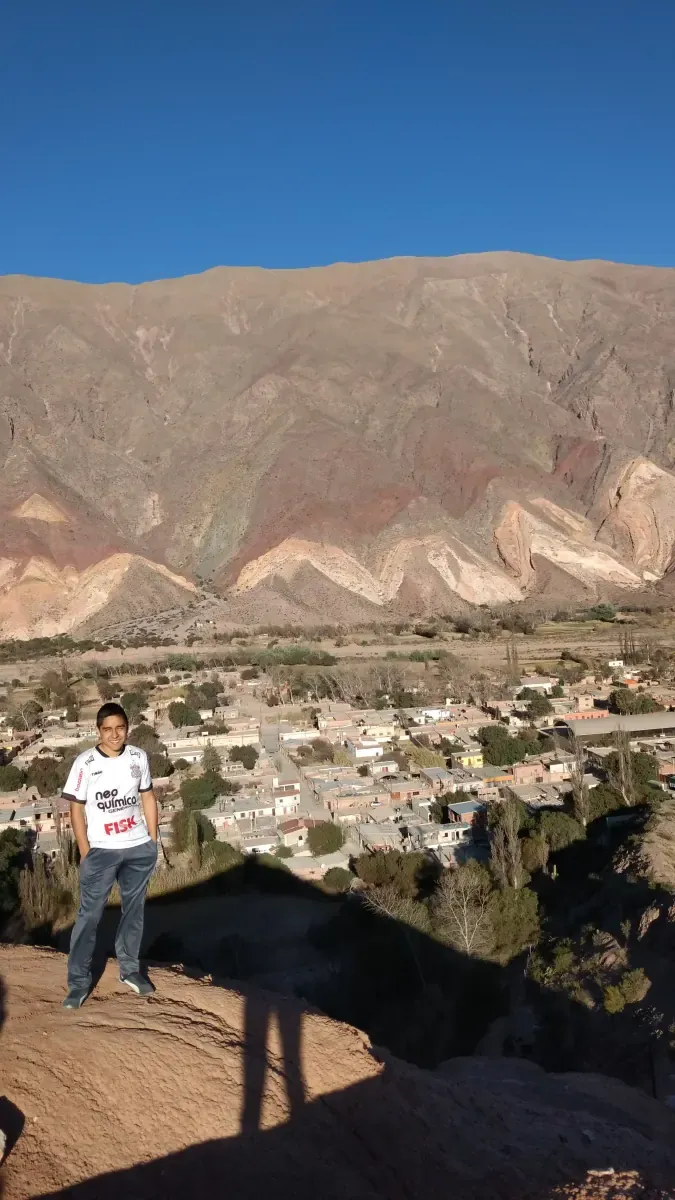 Ezequiel en un mirador frente a montañas coloridas del norte argentino